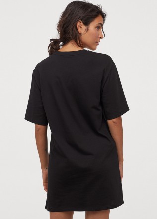 Короткое платье-футболка из мягкой ткани с цепочкой. Модель прямого кроя с кругл. . фото 5