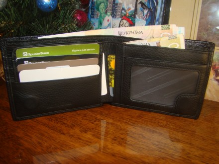 Чудовий гаманець з натуральної шкіри на магнітній застібці чорного кольору.
З н. . фото 7