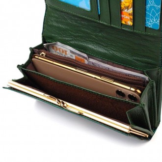Красивий стильний зелений лакований гаманець з кишенею для монет, виготовлений з. . фото 5