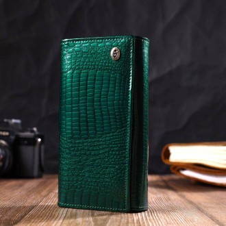 Красивий стильний зелений лакований гаманець з кишенею для монет, виготовлений з. . фото 2