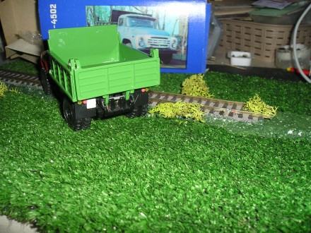Зил 130 ММЗ 4502 красная кабина, зеленый травяной кузов.модель в заводской короб. . фото 5
