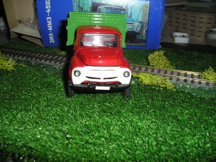 Зил 130 ММЗ 4502 красная кабина, зеленый травяной кузов.модель в заводской короб. . фото 2
