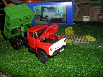 Зил 130 ММЗ 4502 красная кабина, зеленый травяной кузов.модель в заводской короб. . фото 3