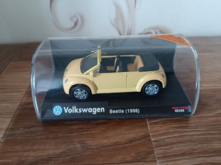 Машинка металлическая Volkswagen Beetle 1998. 1:43. 
Литая масштабная модель ле. . фото 2