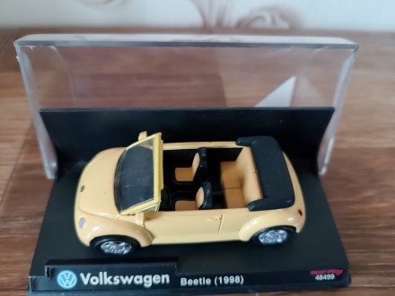 Машинка металлическая Volkswagen Beetle 1998. 1:43. 
Литая масштабная модель ле. . фото 3