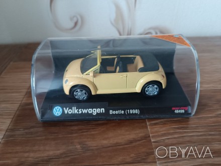 Машинка металлическая Volkswagen Beetle 1998. 1:43. 
Литая масштабная модель ле. . фото 1