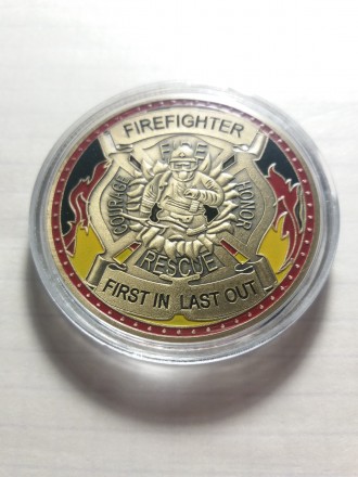 Монета пожежник. Напис на монеті "Першим увійшов останнім вийшов" Моне. . фото 2