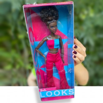 Лялька Барбі колекційна Темнокожа в костюмі Колор-блок Barbie Signature Looks Do. . фото 2