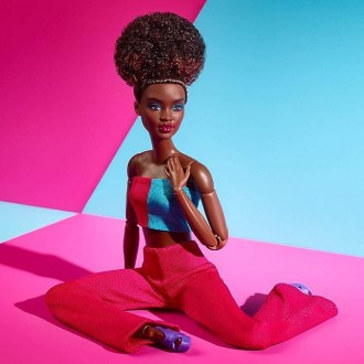 Лялька Барбі колекційна Темнокожа в костюмі Колор-блок Barbie Signature Looks Do. . фото 5