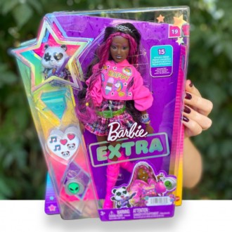 Кукла Барби Экстра Модница в худи с рисунком и юбкой в ​​клетку Barbie Extra Dol. . фото 2