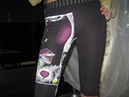  Капри женские б/у, ткань - трикотаж, на черном фоне справа на ноге рисунок, сле. . фото 3
