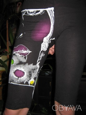  Капри женские б/у, ткань - трикотаж, на черном фоне справа на ноге рисунок, сле. . фото 1