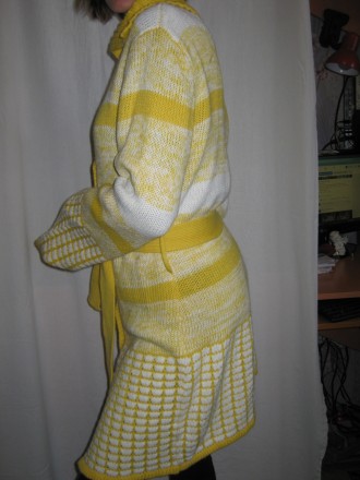  Женский кардиган б/у, цвет желтый с белым - комбинированный машинная вязка, хор. . фото 2