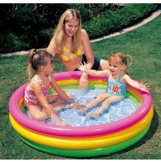
Яскравий і різнобарвний басейн для дітей, що складається з трьох надувних кілец. . фото 2