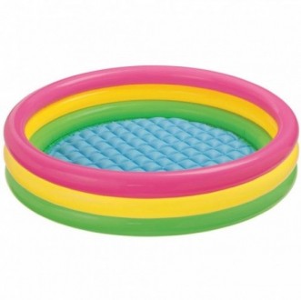
Яскравий і різнобарвний басейн для дітей, що складається з трьох надувних кілец. . фото 3
