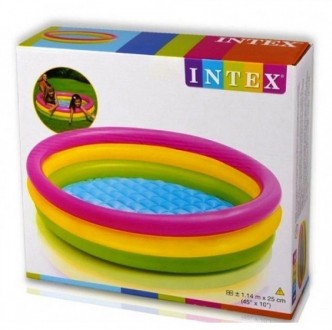 
Яскравий і різнобарвний басейн для дітей, що складається з трьох надувних кілец. . фото 4
