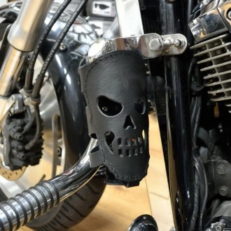 Держатель бутылки для мопеда мотоцикла черный череп.
Материал кожанный заменител. . фото 5