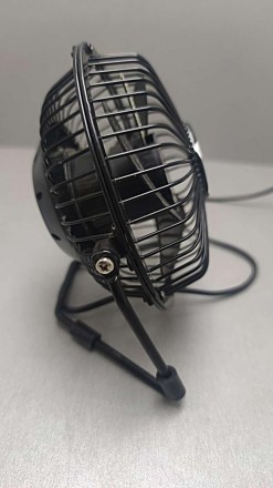 Этот небольшой современный вентилятор способен подарить долгожданную прохладу в . . фото 4