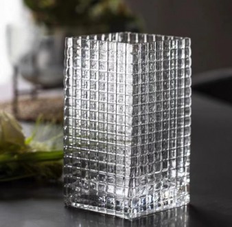 Ваза скляна 
Елегантна ваза з міцного скла з оригінальним дизайнерським рішенням. . фото 2