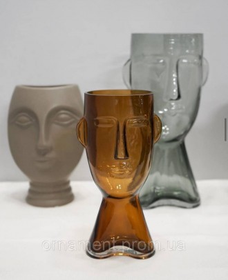 
Скляна ваза із зображенням обличчя показує тонкі лінії обличчя. Така ваза стане. . фото 2