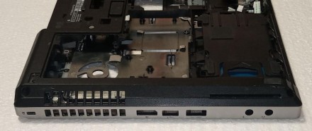 Низ корпуса з ноутбука HP EliteBook 8470p (поддон та палмрест в зборі)

Стан н. . фото 6