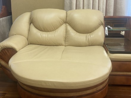 Продаю шкіряний диван в ідеальному стані. Дуже зручний, комфортний, красивий.
М. . фото 3