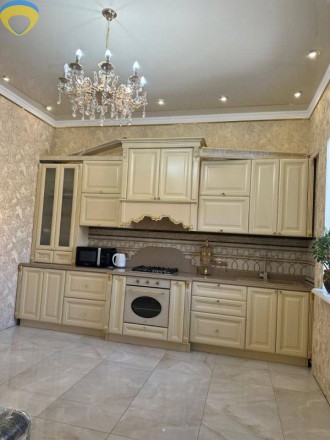 Продам новый современной постройки дом.
Великолепный большой зал с зоной кухни . Киевский. фото 3