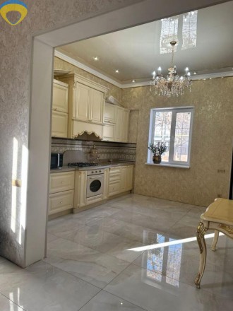 Продам новый современной постройки дом.
Великолепный большой зал с зоной кухни . Киевский. фото 4