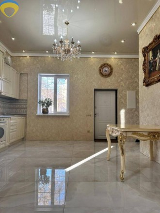 Продам новый современной постройки дом.
Великолепный большой зал с зоной кухни . Киевский. фото 6