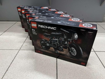 
LEGO Technic Бэтмен: Бэтцикл (42155) Конструктор НОВЫЙ!!!
Подарите поклонникам . . фото 4