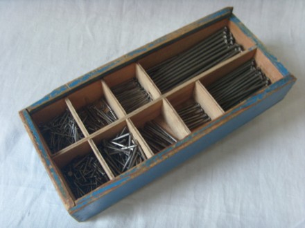 Набор качественных гвоздей из ушедшей эпохи в оригинальной деревянной коробке/пе. . фото 3