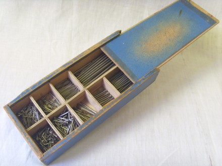 Набор качественных гвоздей из ушедшей эпохи в оригинальной деревянной коробке/пе. . фото 2