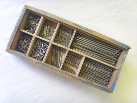 Набор качественных гвоздей из ушедшей эпохи в оригинальной деревянной коробке/пе. . фото 4