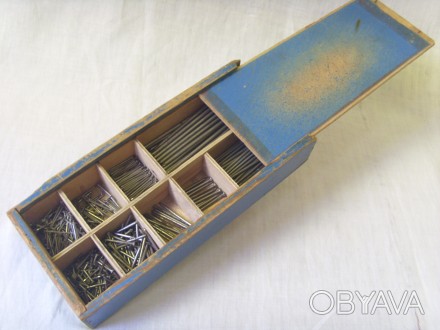 Набор качественных гвоздей из ушедшей эпохи в оригинальной деревянной коробке/пе. . фото 1
