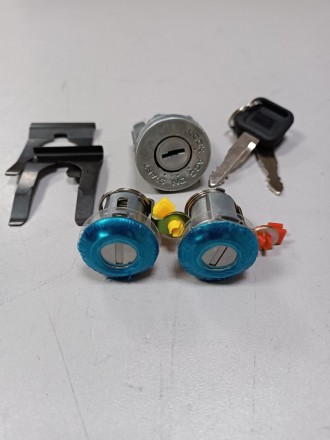 Комплект личинок двери и замка зажигания на грузовик ISUZU NQR 71.. Черкассы. фото 1