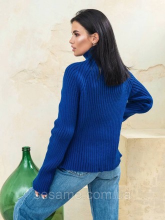 Яркий лаконичный свитер в стиле вязка-резинка станет любимой вещью в повседневно. . фото 3