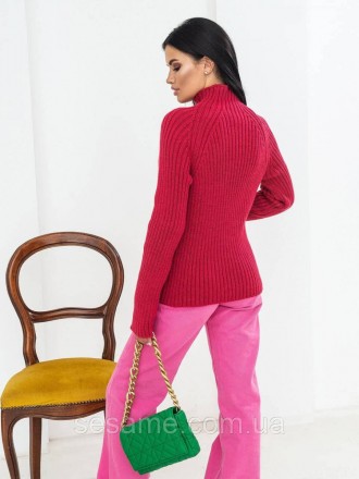 Яркий лаконичный свитер в стиле вязка-резинка станет любимой вещью в повседневно. . фото 4