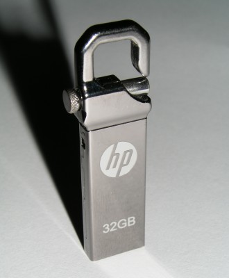 HP USB FLASH DRIVE v250 32 Гб

Новый флэш накопитель, в оригинальной упаковке.. . фото 4