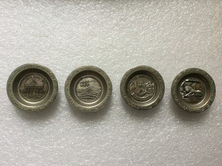 В наличии большой выбор сувениров со всего мира: тарелки, магниты, монеты и т. д. . фото 8