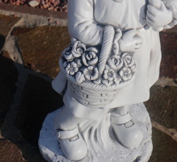 Садовая скульптура из полигипса серого цвета в виде девочки под зонтом – это зам. . фото 3
