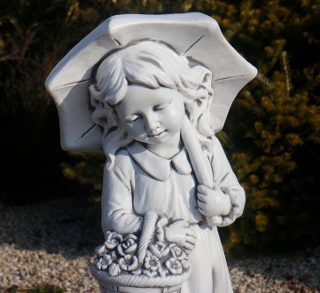 Садовая скульптура из полигипса серого цвета в виде девочки под зонтом – это зам. . фото 7