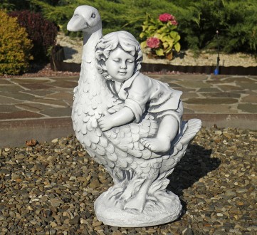 Садовая скульптура из полигипса серого цвета в виде мальчика на гусе – это замеч. . фото 3