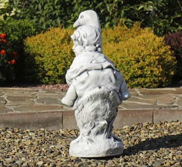 Садовая скульптура из полигипса серого цвета в виде мальчика на гусе – это замеч. . фото 6