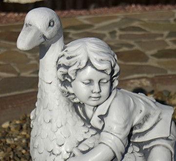 Садовая скульптура из полигипса серого цвета в виде мальчика на гусе – это замеч. . фото 5