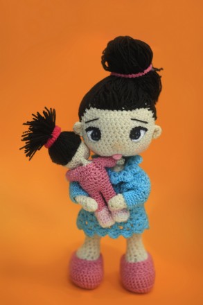 Кукла мама с куклой дочкой связаны крючком из хлопчатобумажной пряжи. Размер бол. . фото 5