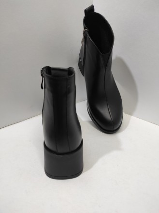 Жіночі черевики з натуральної шкіри на каблучку, висота каблука 3 см, всередені . . фото 5