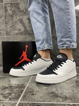 
 
 Кроссовки Nike Air Jordan 1 low, белые с чёрным носком
41 (26 см)	
42 (26.5 . . фото 9