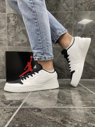 
 
 Кроссовки Nike Air Jordan 1 low, белые с чёрным носком
41 (26 см)	
42 (26.5 . . фото 10