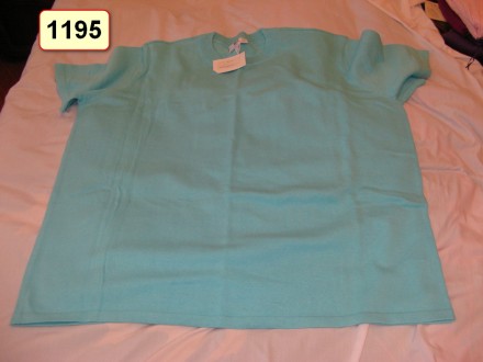 Продам комплект жіночого одягу:
трикотажні кофту і футболку 64-66 розмір.
Нові. . фото 3