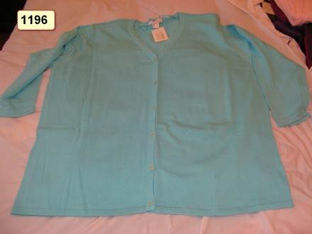 Продам комплект жіночого одягу:
трикотажні кофту і футболку 64-66 розмір.
Нові. . фото 2